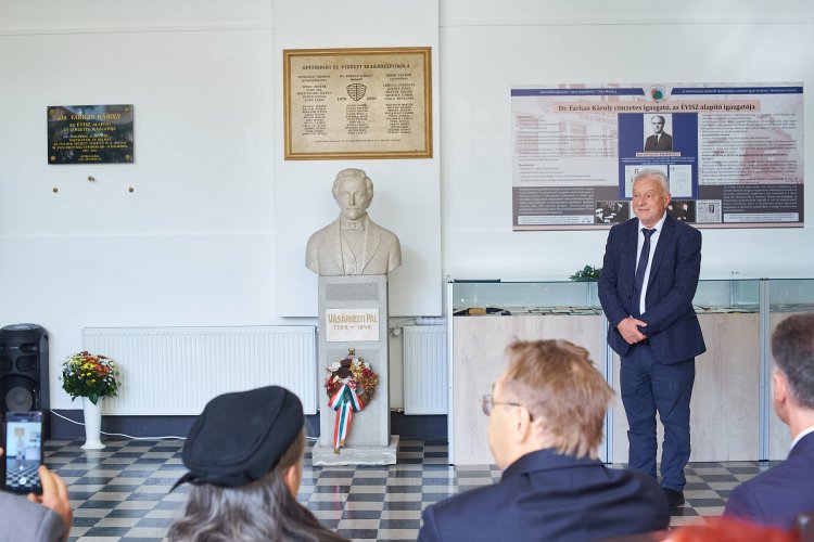 Emléktábla Dr. Farkas Károlynak – Kiállítás mutatja be a címzetes igazgató életét