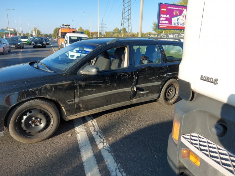 Péntek délután a Debreceni úton egy személyautó és egy teherautó ütközött