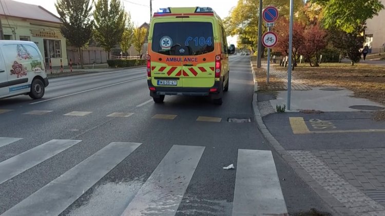 Átkelés közben esett el a férfi a zebrán, a mentők kórházba szállították