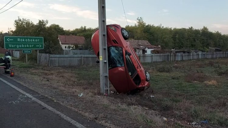 Lesodródott az útról, jelzőoszlopnak és villanyoszlopnak ütközött egy jármű Vargabokornál