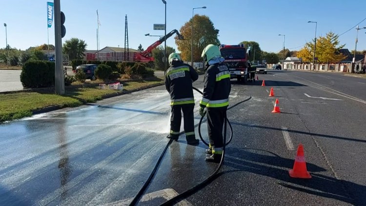 Több mint 100 liter festék borult ki a Pazonyi út kivezető szakaszára