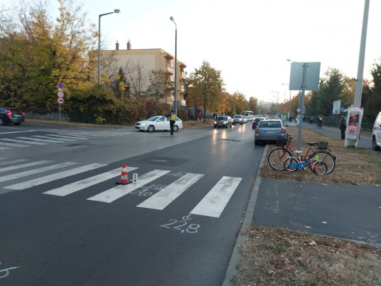Gyalogátkelőhelyen, nagymamája mellől sodort el egy jármű egy 7 éves gyermeket