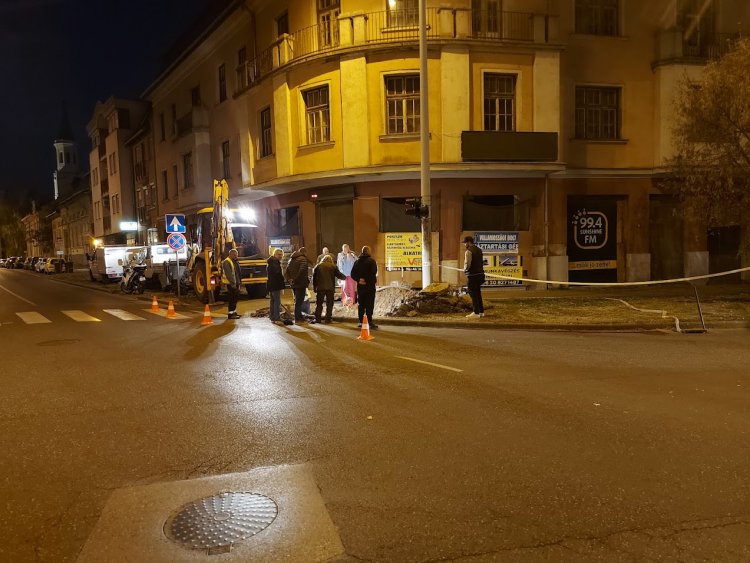 Csőtörés történt csütörtökön este az Egyház utca sarkán                      