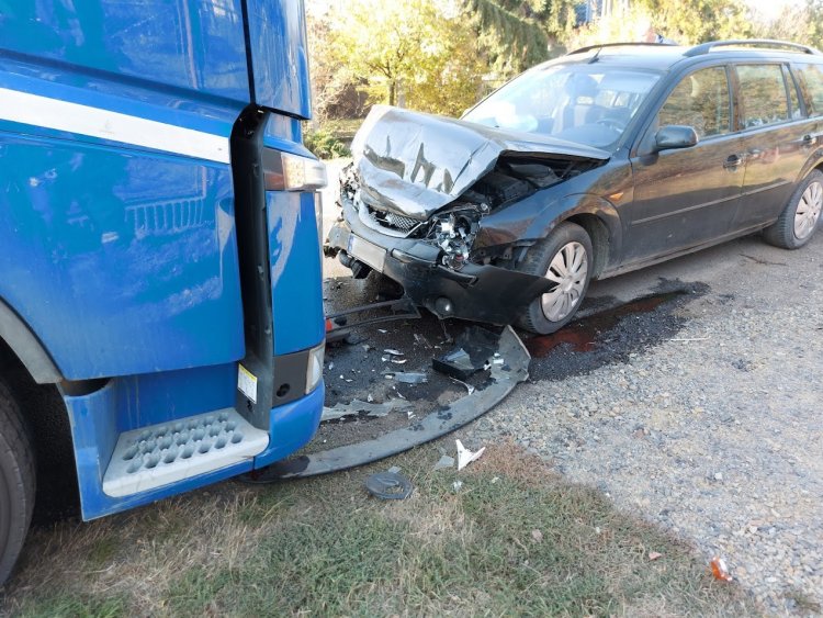 Egy kamion és egy személyautó frontálisan ütközött a  36-os úton, öten megsérültek