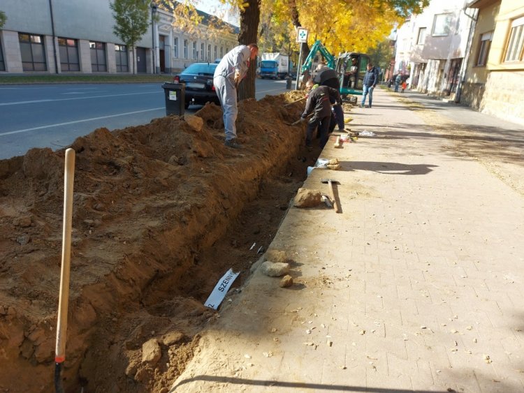 Közmű-helyreállítási munkálatok folynak a Bethlen Gábor utcán, a Víz és a Búza utca között