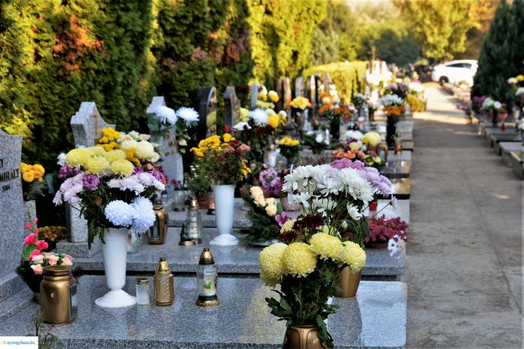 Már vasárnap is kigyúltak az emlékezés fényei az Északi temetőben