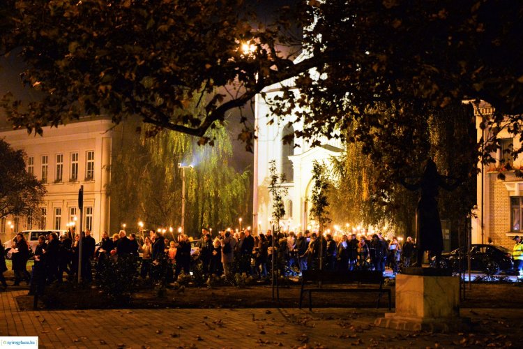 Fáklyás felvonulással és közös istentisztelettel emlékeztek a reformáció ünnepére Nyíregyházán