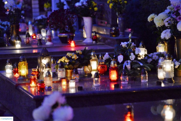 Az emlékezés fényei – Így ragyogták be a nyíregyházi Északi temetőt