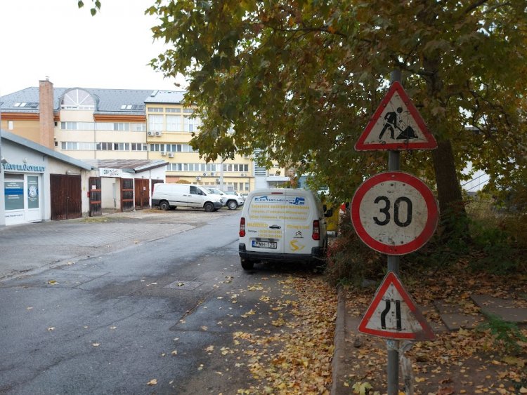 Parkolókat alakítanak ki a NYÍRVV munkatársai az Ér utcán