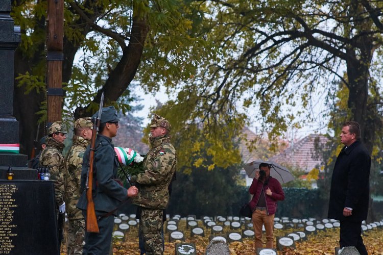 Az első világháborúban elhunyt katonákra emlékeztek a Hősök temetőjében