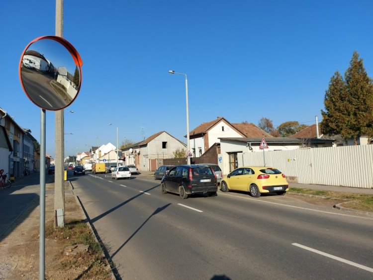 Újabb parabolatükröt szereltek fel, ezúttal a Hadház utca és a Debreceni út kereszteződésénél