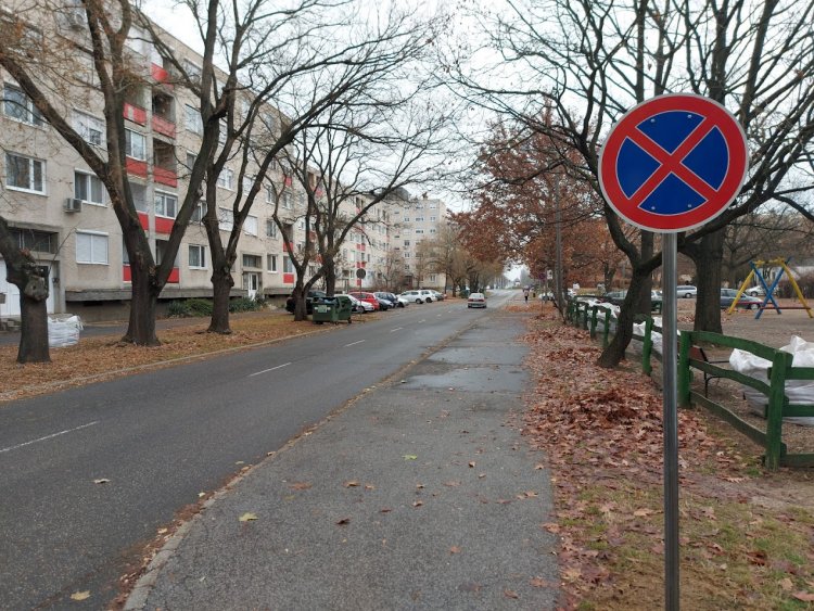Péntektől megállni tilos táblát helyeztek ki az Ungvár sétány és a Korányi szervizút közötti szakaszon