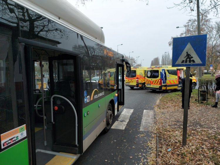 Autóbusz elé hajtott egy kerékpáros, a menetrend szerint haladó buszon négyen megsérültek