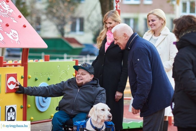 Új játszótér Nyíregyházán – Együtt játszhatnak ép és fogyatékkal élő gyerekek