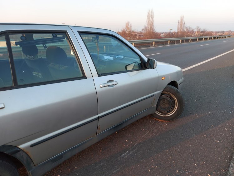 A Debreceni úti felüljárón egy utánfutót vontató gépkocsinak műszaki hiba miatt kitört az első kereke