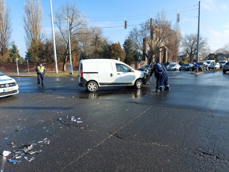 Komoly károk keletkeztek a Pazonyi térnél ütköző járművekben