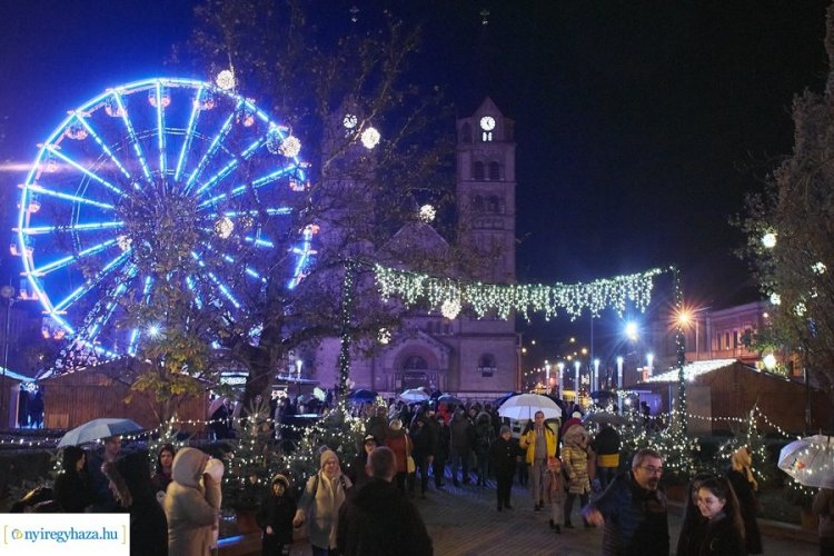 Meggyújtották az első gyertyát a város adventi koszorúján vasárnap délután