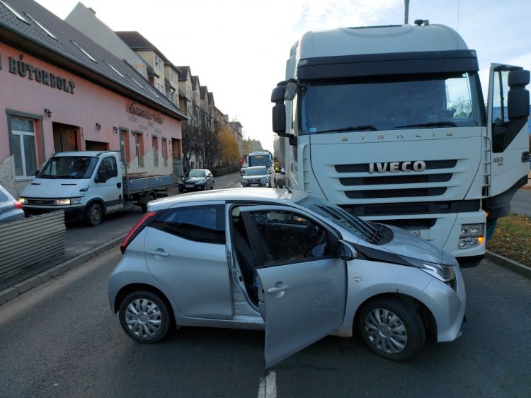 Egy nyerges vontató és egy személyautó ütközött szerdán a Vasgyár utcán