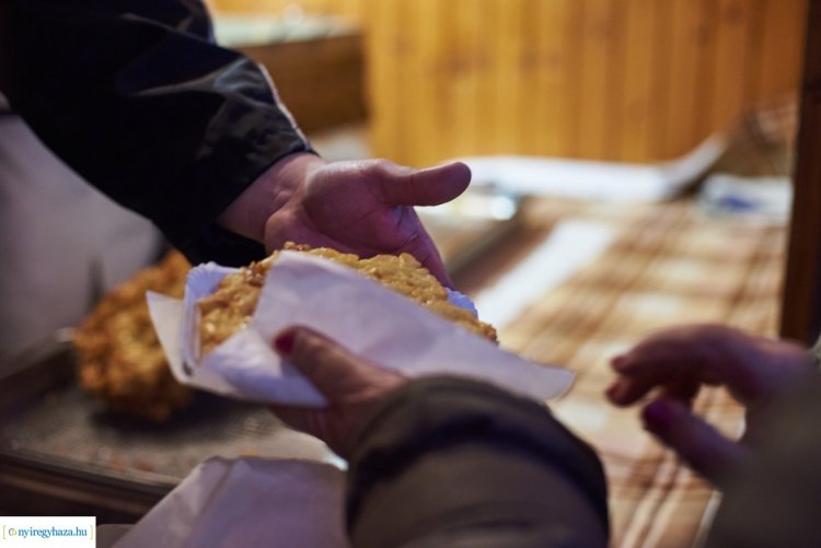 Frissen sült ajándék lapcsánka a Kossuth téren 