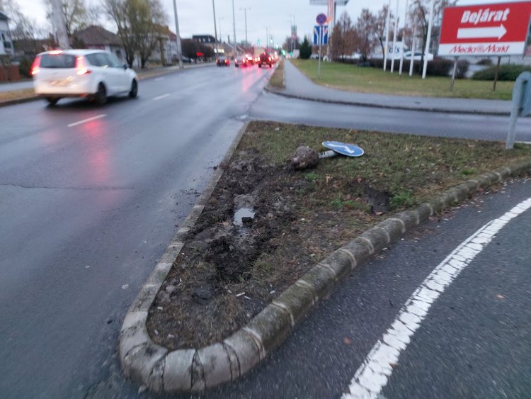 Egy személyautó megcsúszott a László utcán és nekiment az útpadkának, KRESZ-táblát tört