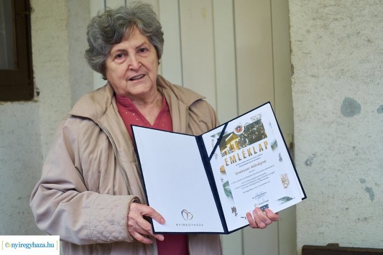 Emléklapot kapott Snekszer Mihályné, az idei karácsonyfa felajánlója