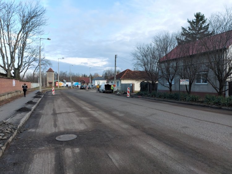A Nagyvárad utcánál tart az útfelújítás, ahol a csapadékvíz-elvezető rendszer okozott újabb fennakadást