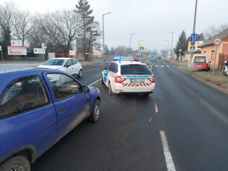 A Derkovits utca és a Tiszavasvári út kereszteződésében két személyautó ütközött