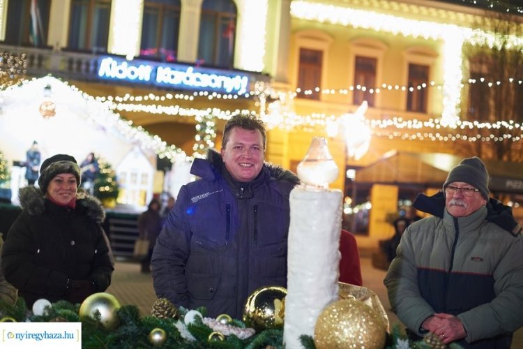 Vasárnap délután meggyújtották a harmadik gyertyát a város adventi koszorúján