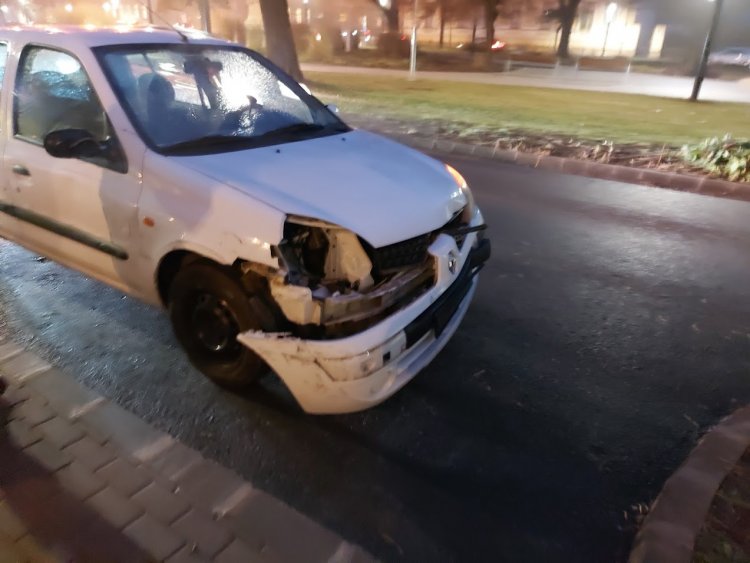 Összeütközött két jármű a Széchényi utcán, az egyik autó ezután egy KRESZ táblának csapódott