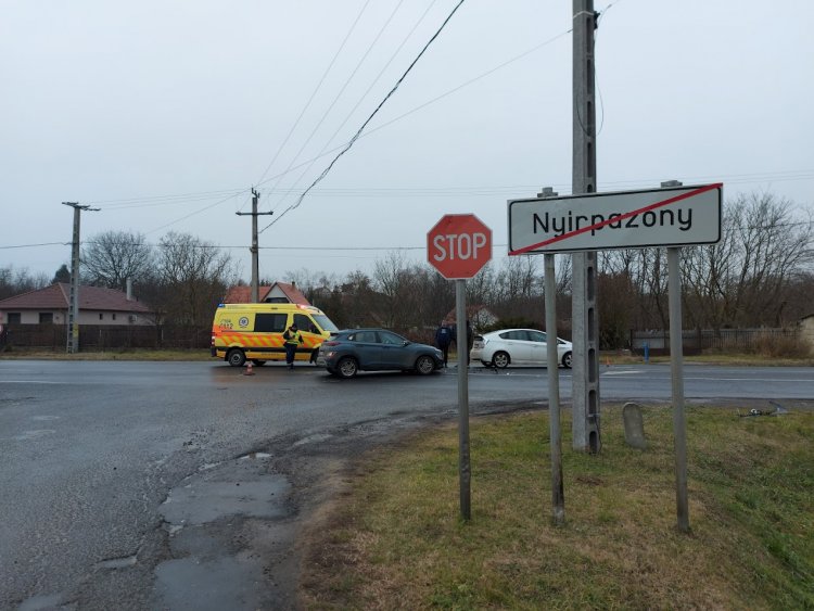 Nem állt meg egy autó a STOP táblánál, balesetet okozott – A vétlen járműben utazó terhes nőt kórházba szállították