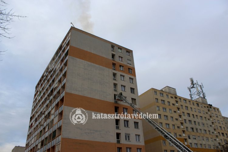 Tizenegy emeletes társasházban keletkezett tűz az Ungvár sétányon, két embert a tűzoltók menekítettek ki