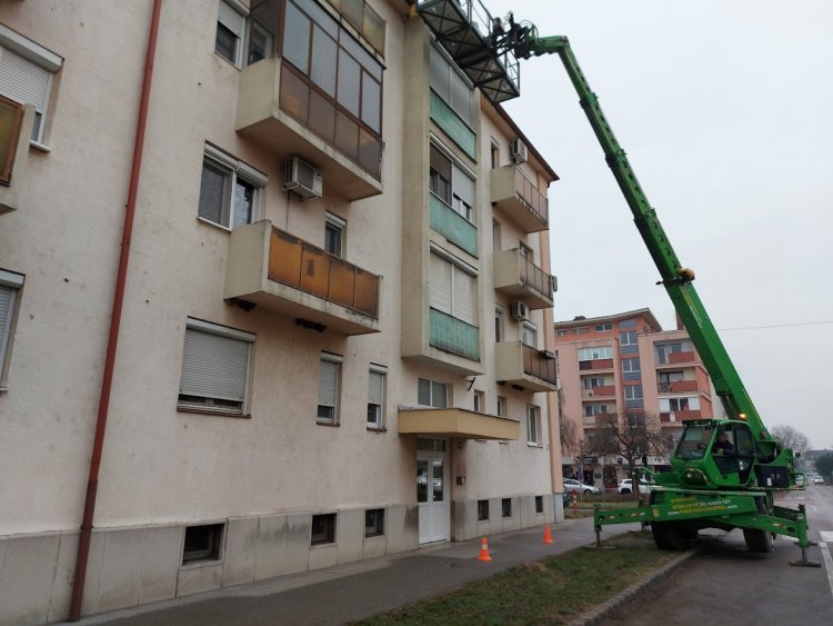 Az Arany János utca páratlan oldalában megkezdődött a társasház csatornarendszerének a tisztítása