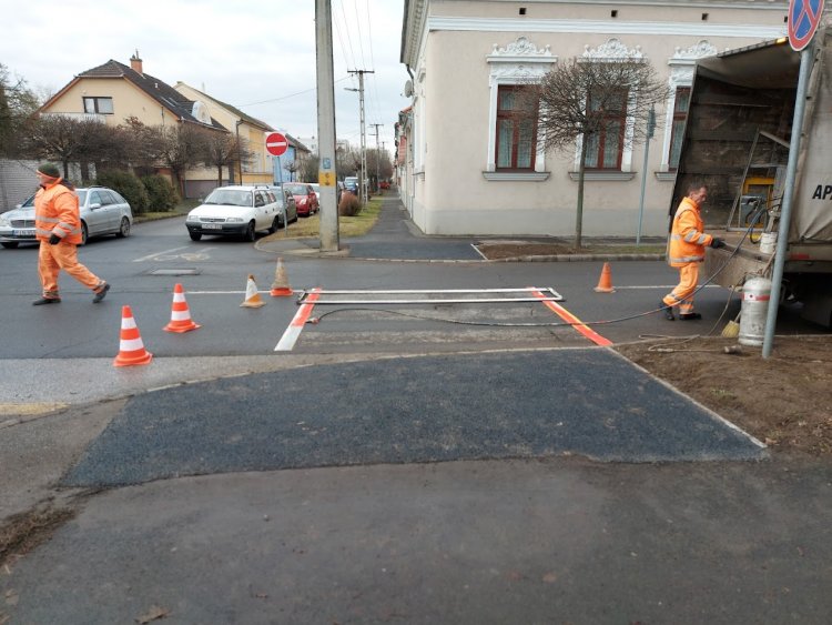 Zebrát alakítanak ki a Szabolcs és Színház utcánál