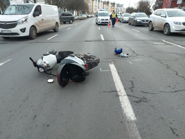 Szombaton délelőtt egy robogós és egy személyautó ütközött, majd felborult
