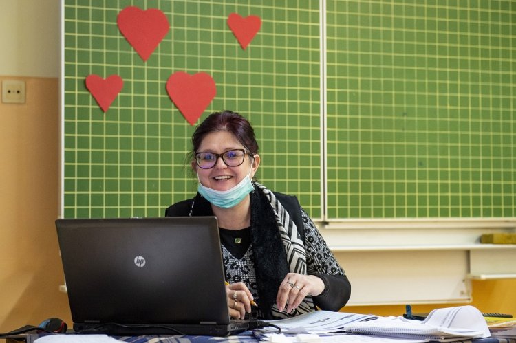 Tíz százalékkal emelkedik a pedagógusok fizetése januártól