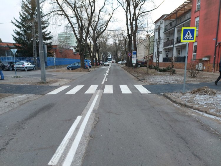 Egy-egy gyalogátkelőhelyet alakítottak ki az Árok és a Szabolcs utcán