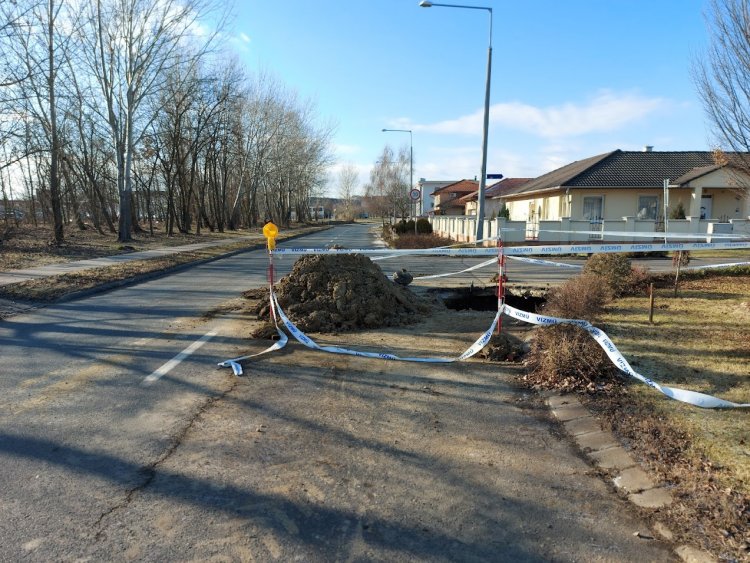 Ivóvízcső-törés történt a 4-es Huszárok útjánál
