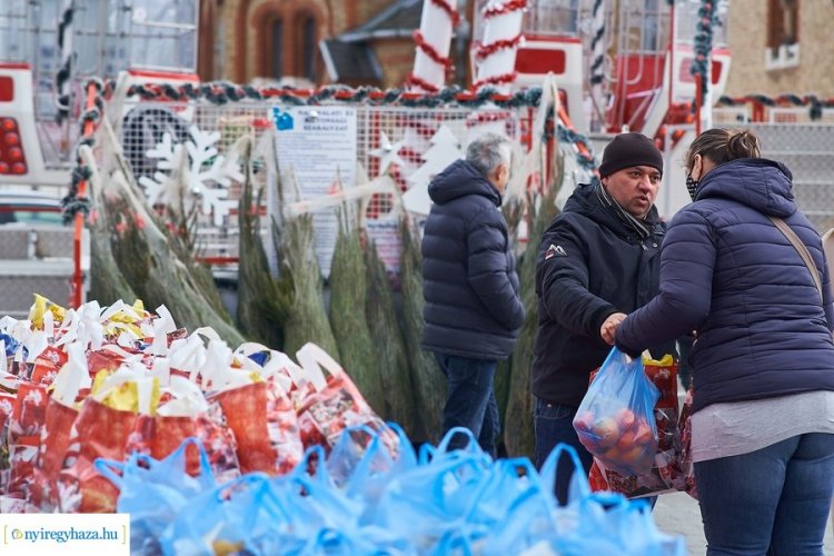 Jótékonyság – Karácsonyfa, szaloncukor, tartós élelmiszer és élmények ajándékba
