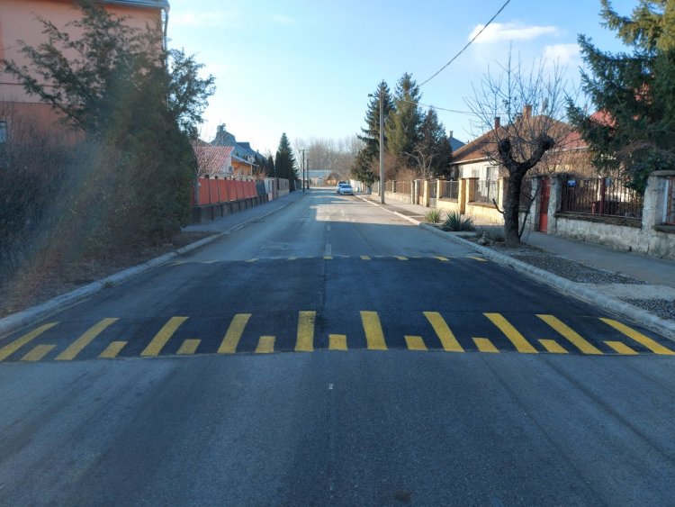 A Simonyi Óbester utcán két, a Munkácsy téren pedig egy sebességlassítót alakítottak ki