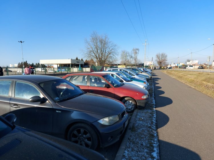 A Vásártérnél a mozgáskorlátozott-parkoló nagy részét arra nem jogosultak használják, akár 50 ezer forint is lehet a bírság