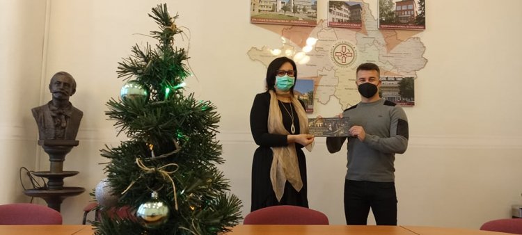 A Móricz Zsigmond Színház Szilveszteri színházjegyekkel lepte meg az orvosokat, ápolókat karácsonyra