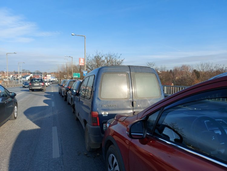 Öt autó karambolozott a Debreceni úti felüljárón csütörtökön