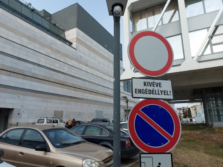Az ingyenes parkolás nem teszi lehetővé, hogy bárhol megálljanak a gépkocsik a belváros területén!