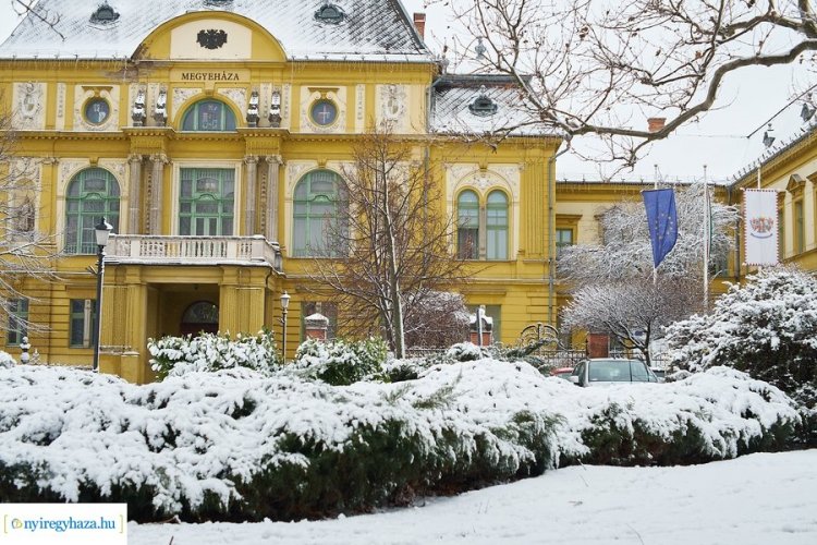 Fehér karácsony – Hólepelre ébredt Nyíregyháza december 24-e reggelén