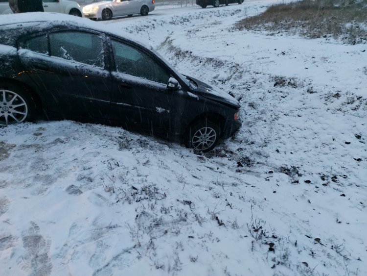 Szombaton egy személygépjármű az árokba csúszott - Egy személyt kórházba szállítottak