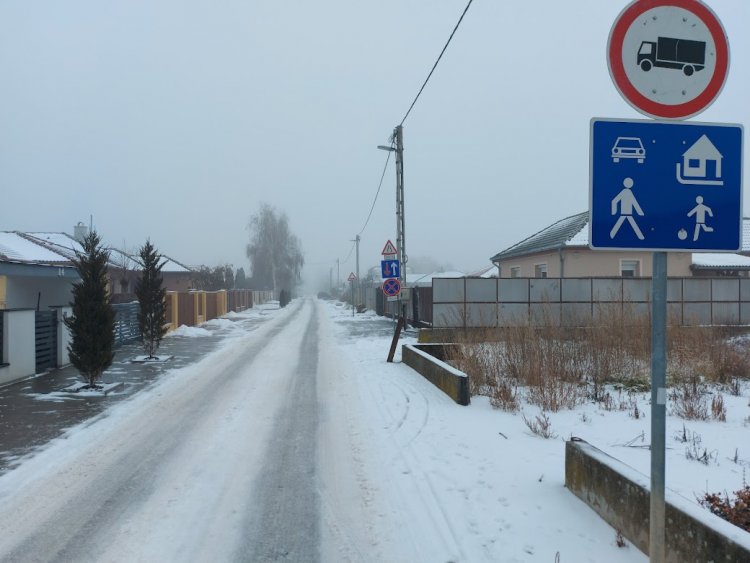 A tiltás ellenére is behajtanak a teherautók a Bogyó utcára