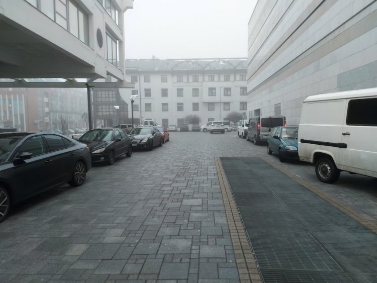 Naponta több tucat autó áll a tilosban az ingyenes parkolás idején, a járművek tulajdonosait ebben az időszakban is büntetik