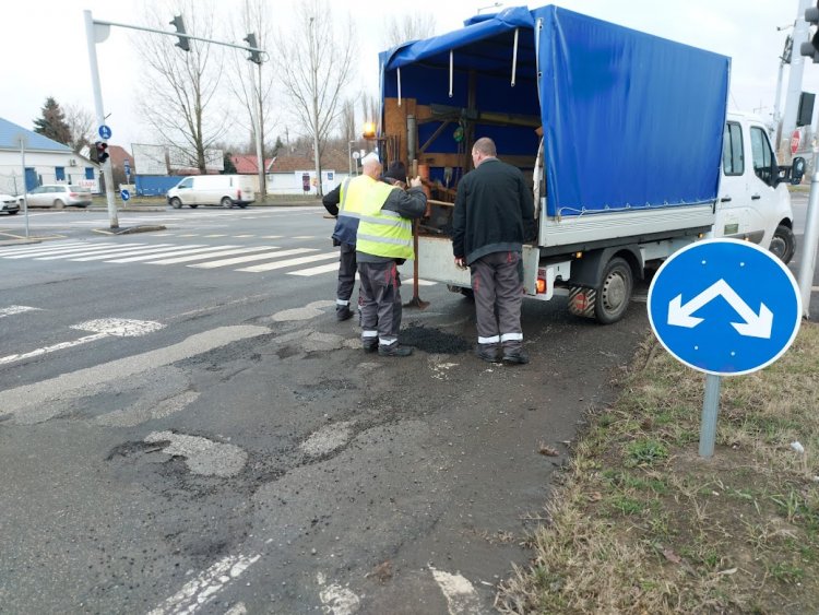 Kátyúzási munkálatokat végeztek a NYÍRVV munkatársai a Móricz Zsigmond és a Debreceni úton
