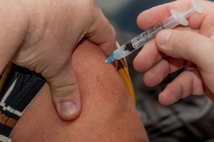 Virológus: ha megfertőződünk influenza- vagy a koronavírussal, az oltások nagyban csökkentik a súlyosabb tüneteket
