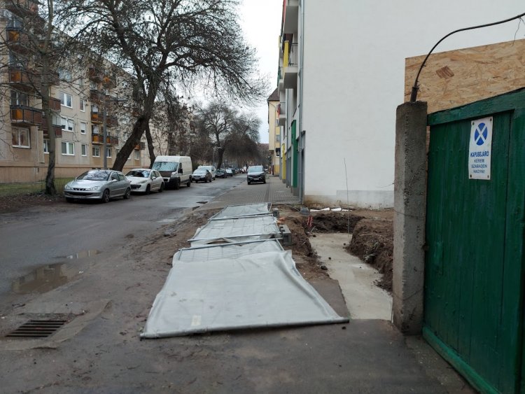 A Holló utcánál egy társasház építkezése miatt felállított paraván a járdára borult